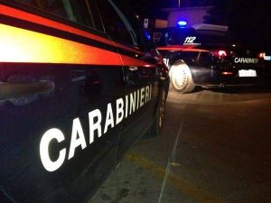 carabinieri in posto di blocco notturno